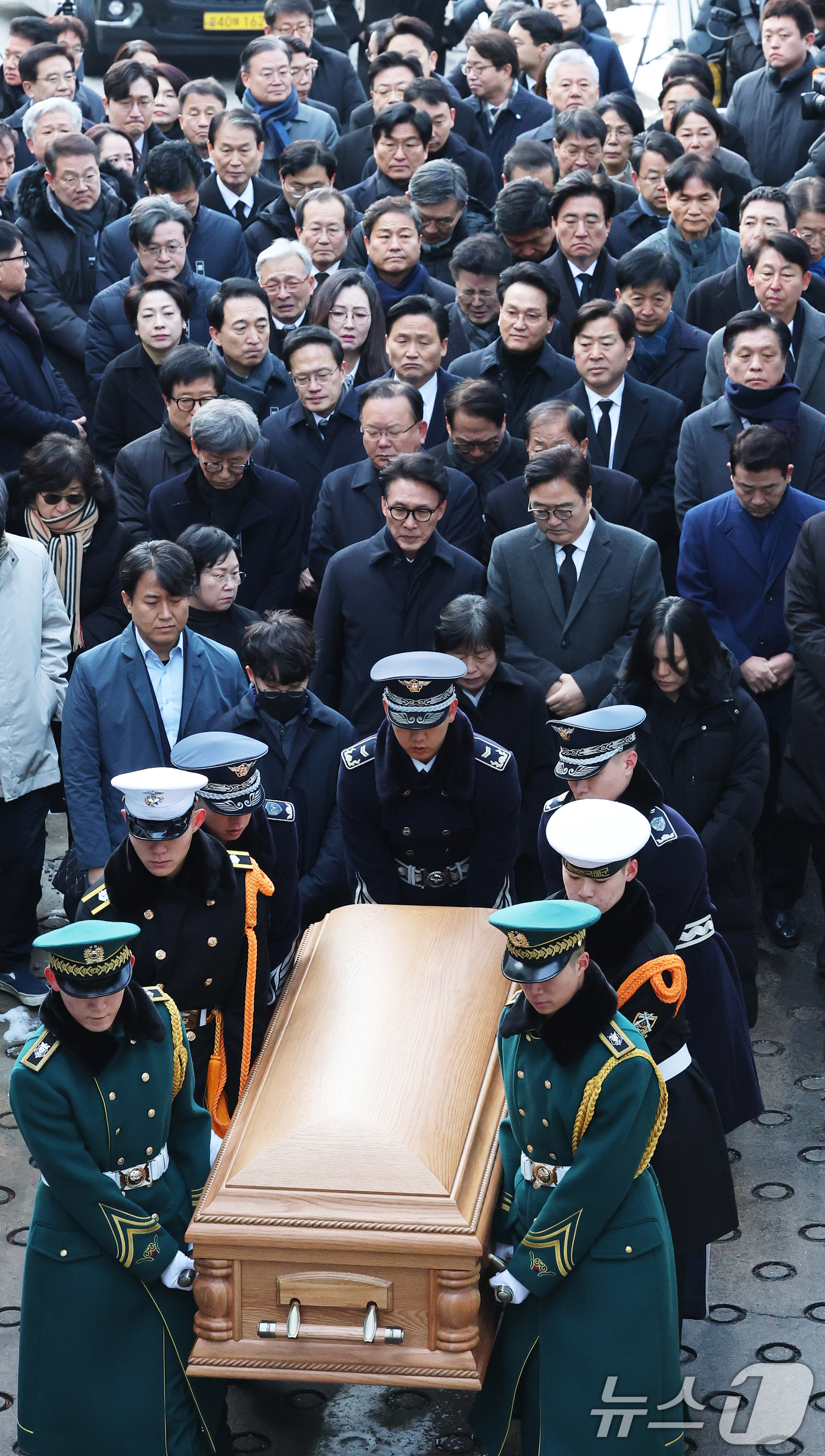 (서울=뉴스1) 오대일 기자 = 우원식 국회의장과 김민석 국무총리를 비롯한 의원들이 27일 오전 서울 종로구 서울대병원 장례식장에 도착한 고 이해찬 전 국무총리의 운구 행렬을 뒤따 …