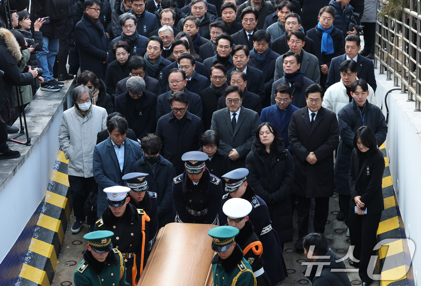 (서울=뉴스1) 오대일 기자 = 우원식 국회의장과 김민석 국무총리를 비롯한 의원들이 27일 오전 서울 종로구 서울대병원 장례식장에 도착한 고 이해찬 전 국무총리의 운구 행렬을 뒤따 …