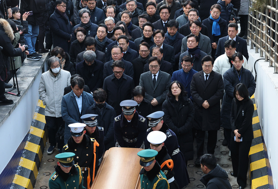 이해찬 전 총리 시신 빈소 도착…우원식 의장·김민석 총리 맞이
