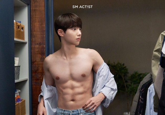 '스프링 피버' 조준영, 명품 복근 공개…반전의 카리스마 [N컷]