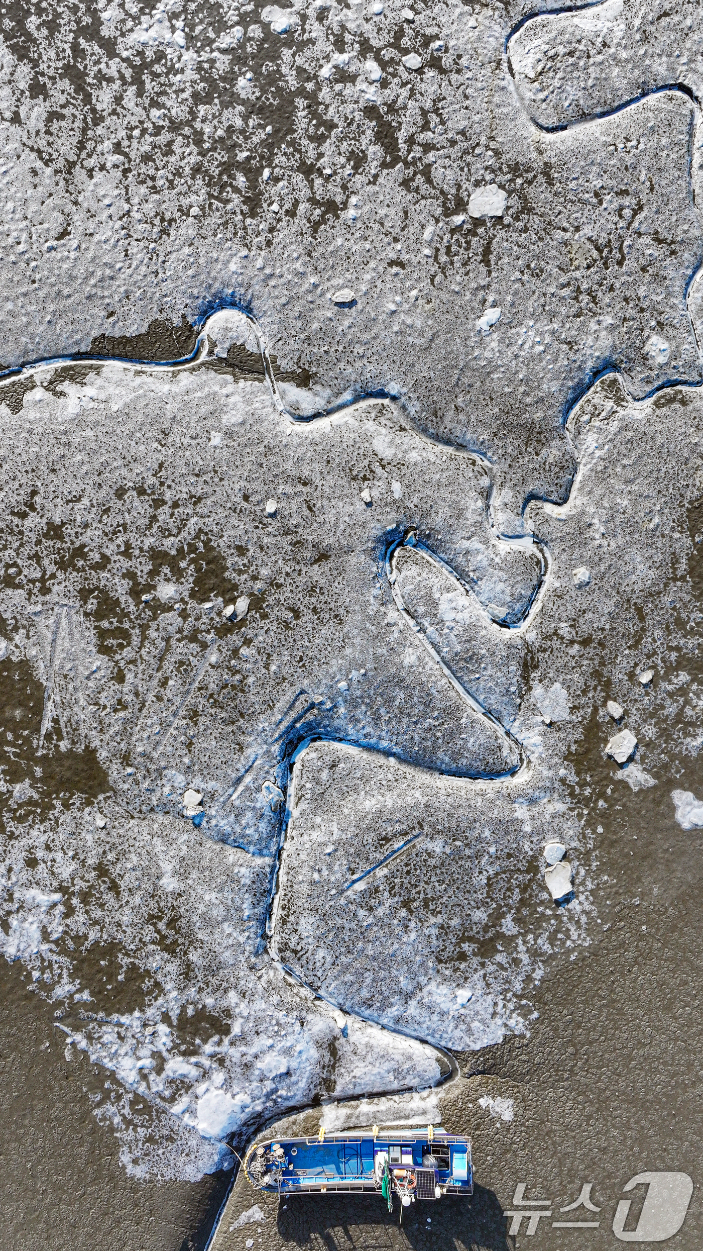 (인천=뉴스1) 이호윤 기자 = 영하권에 날씨가 연일 이어진 27일 인천 중구 영종도 예단포선착장의 갯벌이 얼어붙어 있다. 2026.1.27/뉴스1