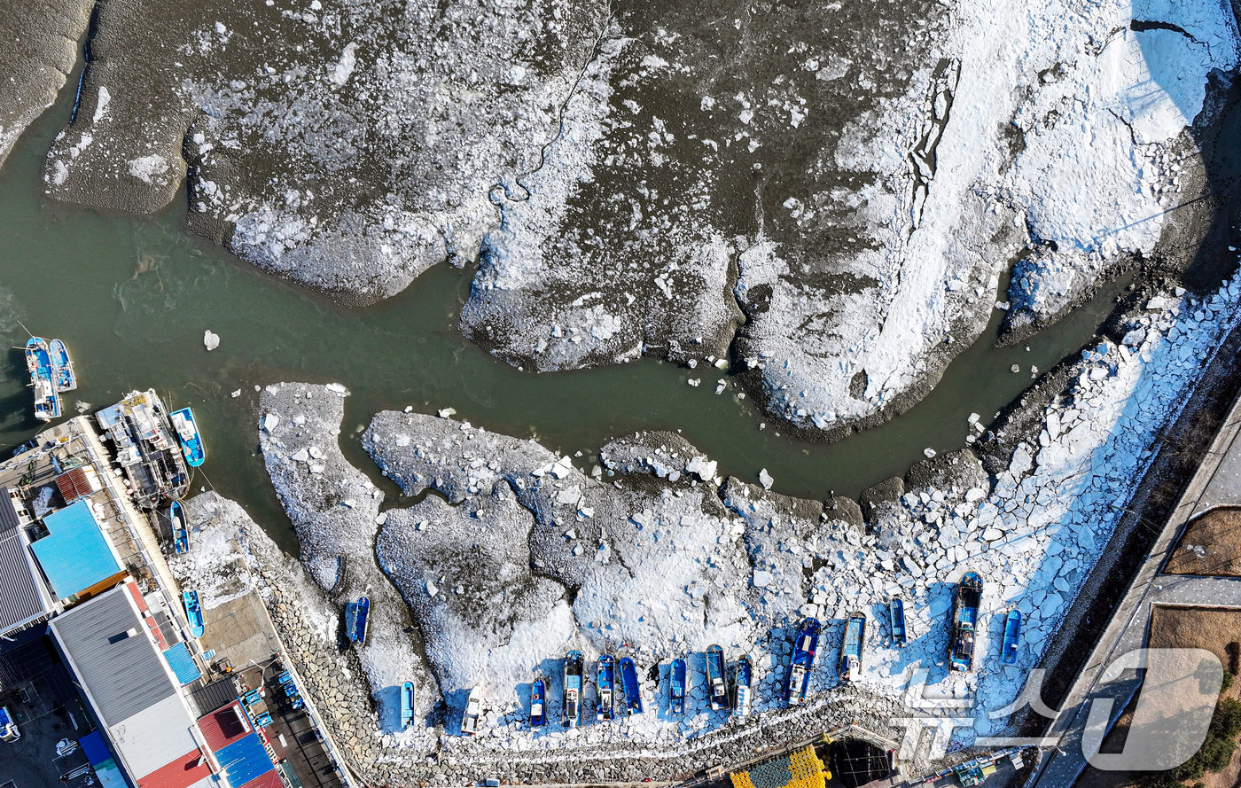 (인천=뉴스1) 이호윤 기자 = 영하권에 날씨가 연일 이어진 27일 인천 중구 영종도 예단포선착장의 갯벌이 얼어붙어 있다.  2026.1.27/뉴스1