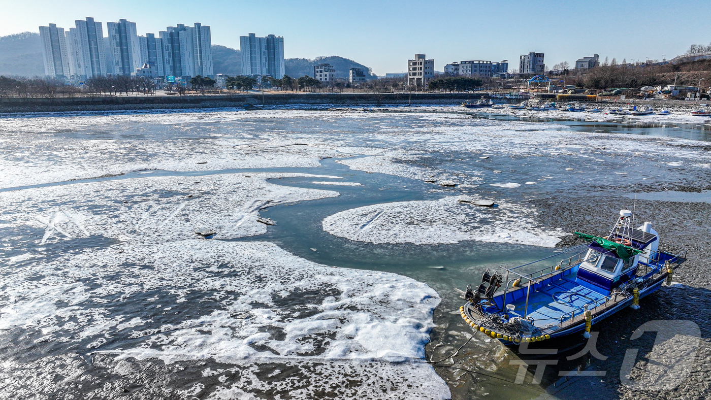 (인천=뉴스1) 이호윤 기자 = 영하권에 날씨가 연일 이어진 27일 인천 중구 영종도 예단포선착장의 갯벌이 얼어붙어 있다. 2026.1.27/뉴스1