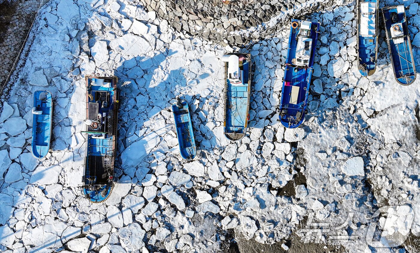 본문 이미지 - 영하권에 날씨가 연일 이어진 지난 27일 인천 중구 영종도 예단포선착장의 갯벌이 얼어붙어 있다. 2026.1.27/뉴스1 ⓒ News1 이호윤 기자