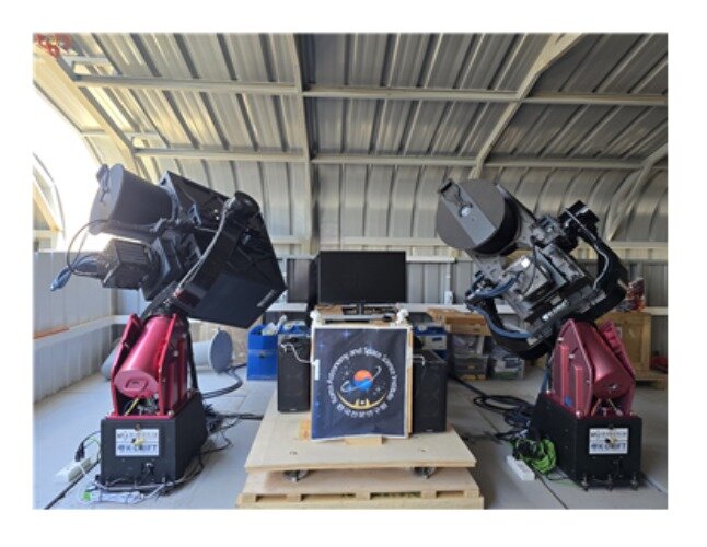 본문 이미지 - 칠레 엘 사우스(El Sauce) 천문대에 설치한 후 촬영한 K-DRIFT 1세대 1, 2호기.(우주항공청 제공)