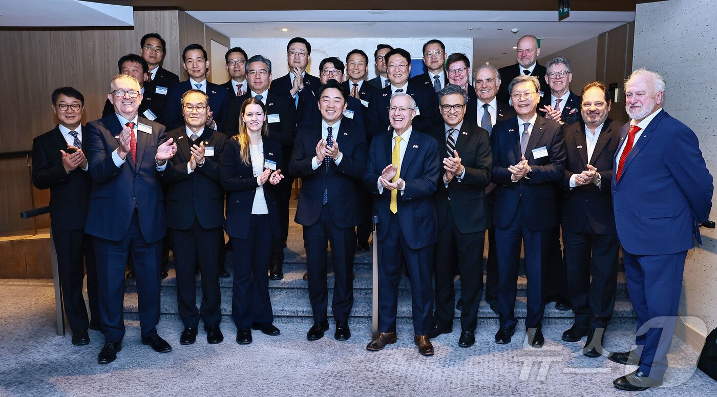 본문 이미지 - 한국경제인협회는 경제사절단을 파견, 26일 캐나다 토론토 파크 하얏트 호텔에서 캐나다기업연합회와 공동으로 '제3차 한국-캐나다 CEO 대화'를 개최했다. 사진 앞줄 왼쪽부터 구본승 KTE 사장, 샌디 테일러 캔두 에너지 CEO, 이용철 방사청장, 메건 로치 루츠 CEO, 강훈식 비서실장, 빅터 피델리 온타리오주 경제개발부 장관, 골디 하이더 캐나다기업연합회 CEO, 김창범 한경협 부회장, 로버트 프랭키 Hatch Vice Chair, 조 롬바드 Hatch Vice Chair(한경협 제공) ⓒ News1 최동현 기자