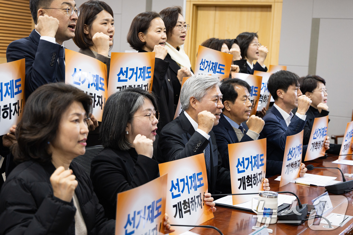 (서울=뉴스1) 유승관 기자 = 기본소득당 용혜인 대표(앞줄 두 번째부터), 조국혁신당 서왕진, 진보당 윤종오 원내대표, 사회민주당 한창민 대표를 비롯한 진보4당 의원들이 27일 …