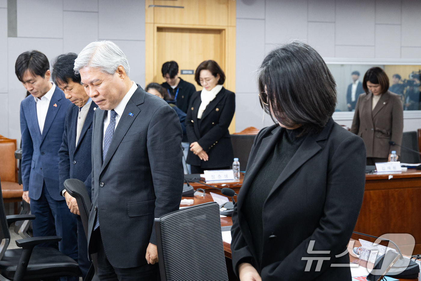 (서울=뉴스1) 유승관 기자 = 기본소득당 용혜인 대표(앞줄 오른쪽부터), 조국혁신당 서왕진, 진보당 윤종오 원내대표, 사회민주당 한창민 대표를 비롯한 진보4당 의원들이 27일 서 …