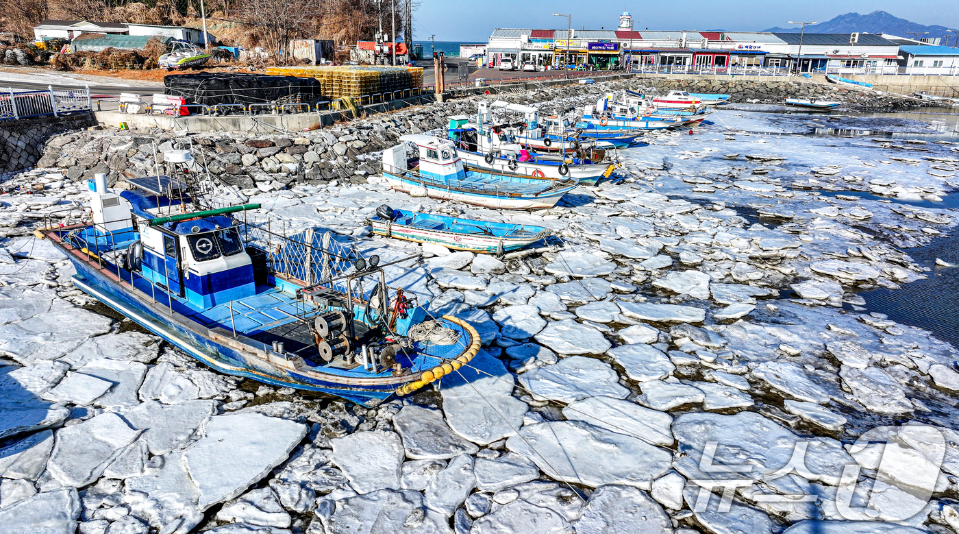 (인천=뉴스1) 이호윤 기자 = 영하권에 날씨가 연일 이어진 27일 인천 중구 영종도 예단포선착장의 갯벌이 얼어붙어 있다. 2026.1.27/뉴스1