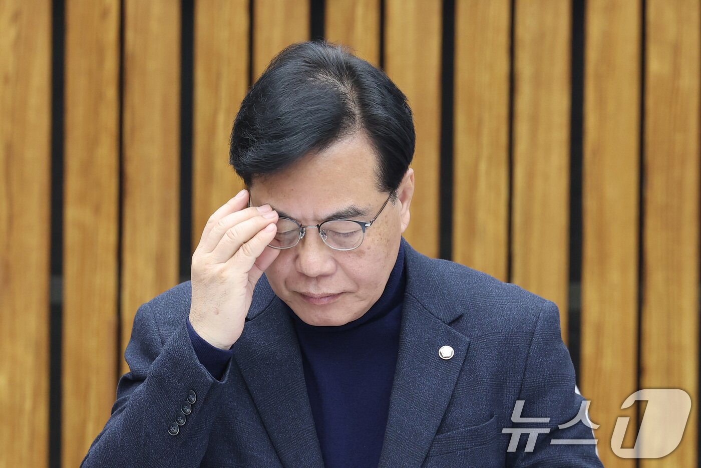 본문 이미지 - 송언석 국민의힘 원내대표가 27일 서울 여의도 국회에서 열린 통일교 게이트·공천뇌물 특검법 토론회에서 생각에 잠겨 있다. 2026.1.27/뉴스1 ⓒ News1 신웅수 기자