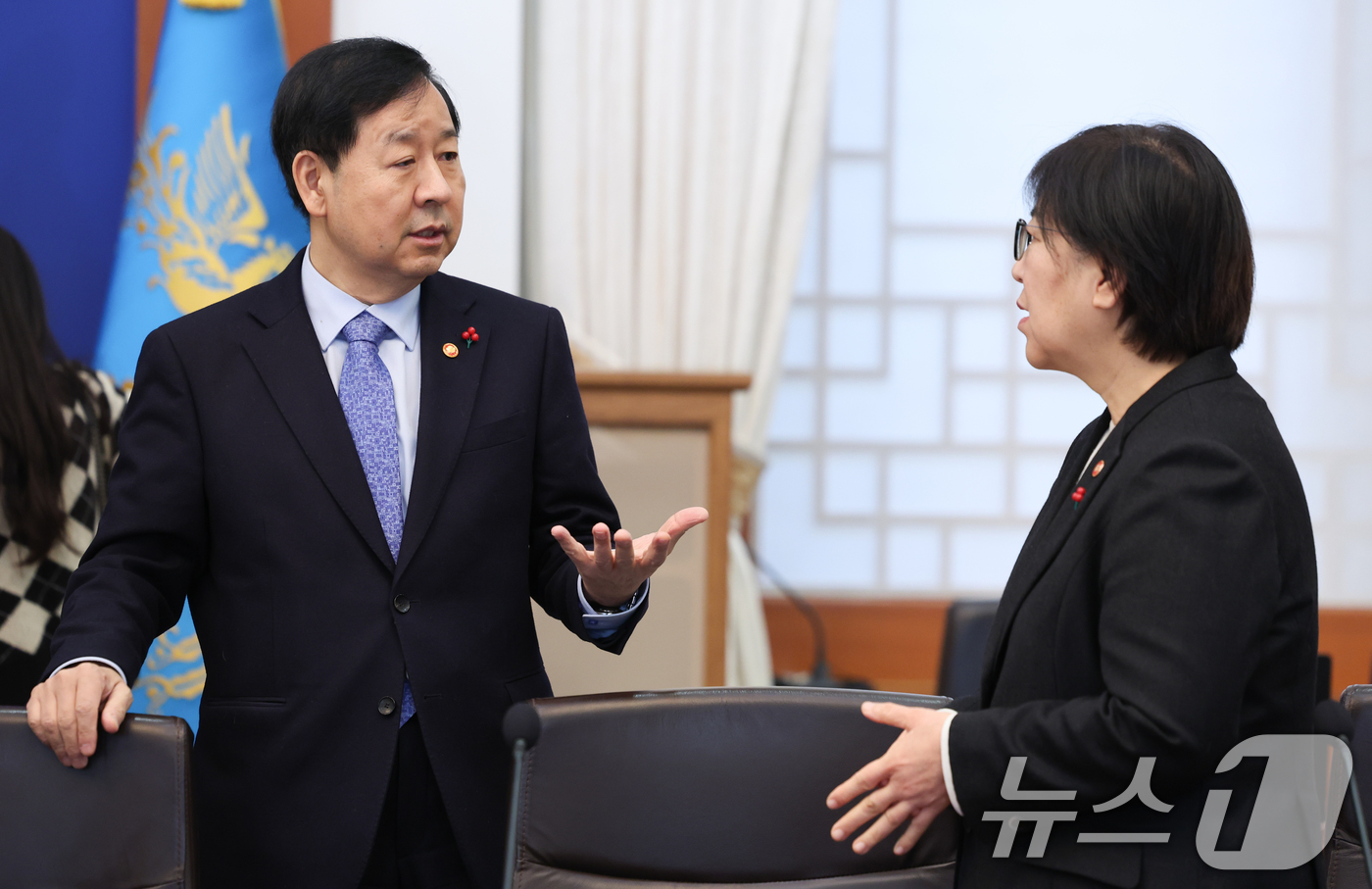 (서울=뉴스1) 이재명 기자 = 구윤철 부총리 겸 재정경제부 장관과 정은경 보건복지부 장관이 27일 청와대에서 열린 국무회의에 앞서 대화하고 있다. 2026.1.27/뉴스1