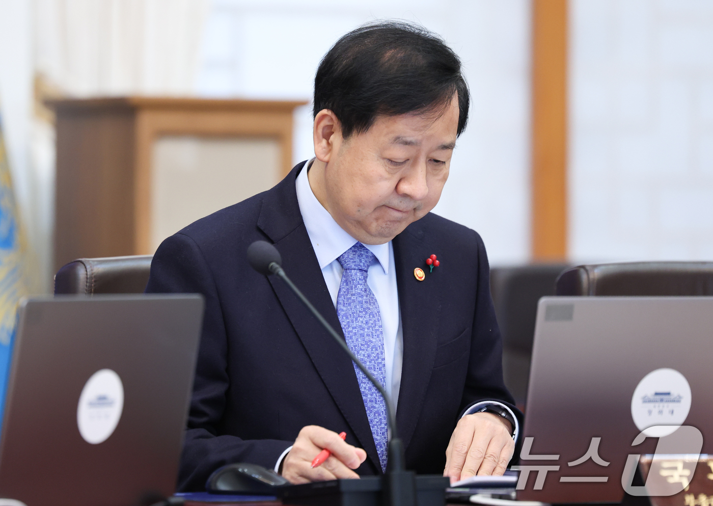 (서울=뉴스1) 이재명 기자 = 구윤철 부총리 겸 재정경제부 장관이 27일 청와대에서 열린 국무회의에 앞서 자료를 보고 있다. 2026.1.27/뉴스1