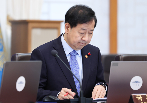 자료 보는 구윤철 재경부 장관