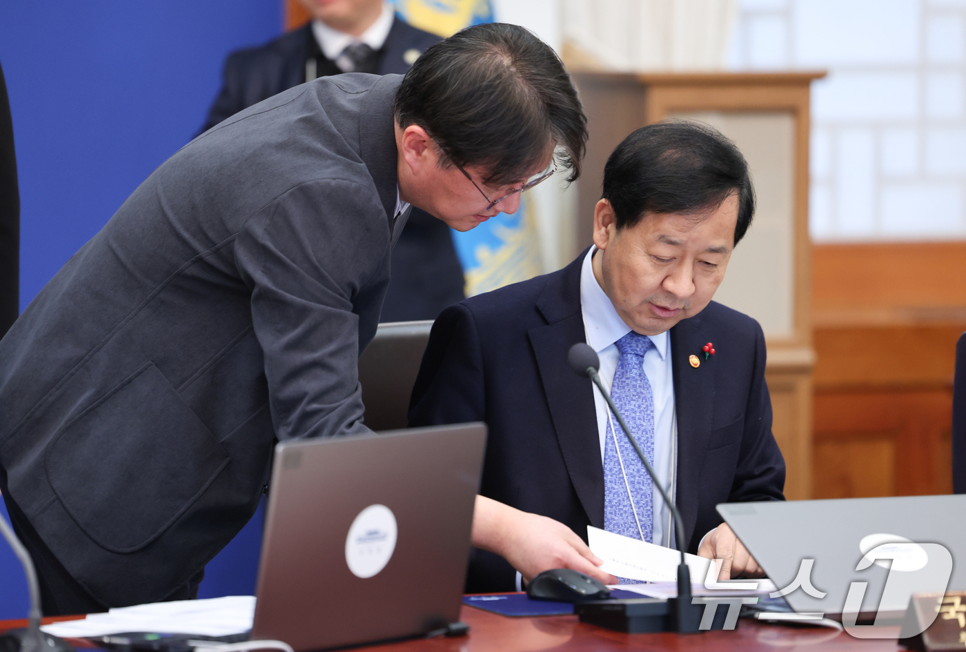 (서울=뉴스1) 이재명 기자 = 구윤철 부총리 겸 재정경제부 장관이 27일 청와대에서 열린 국무회의에 앞서 관계자와 대화하고 있다. 2026.1.27/뉴스1
