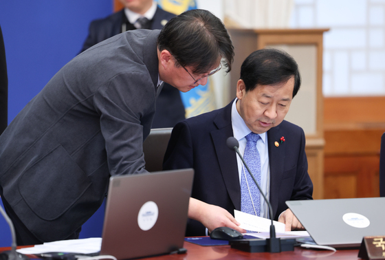 국무회의 준비하는 구윤철 장관