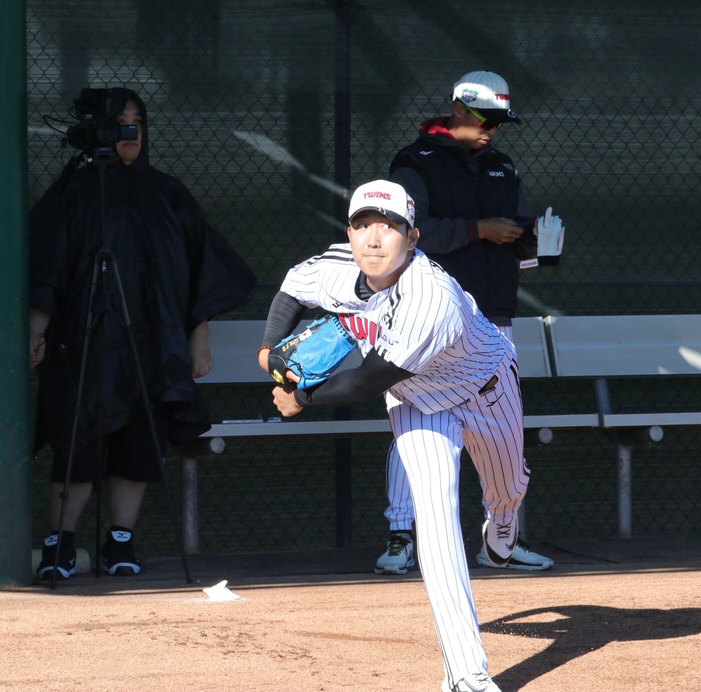 본문 이미지 - LG 트윈스 투수 손주영이 25일(현지시간) 미국 애리조나주 스코츠데일에서 진행한 LG 1차 스프링캠프에서 불펜 피칭을 소화하고 있다. (LG 트윈스 제공)