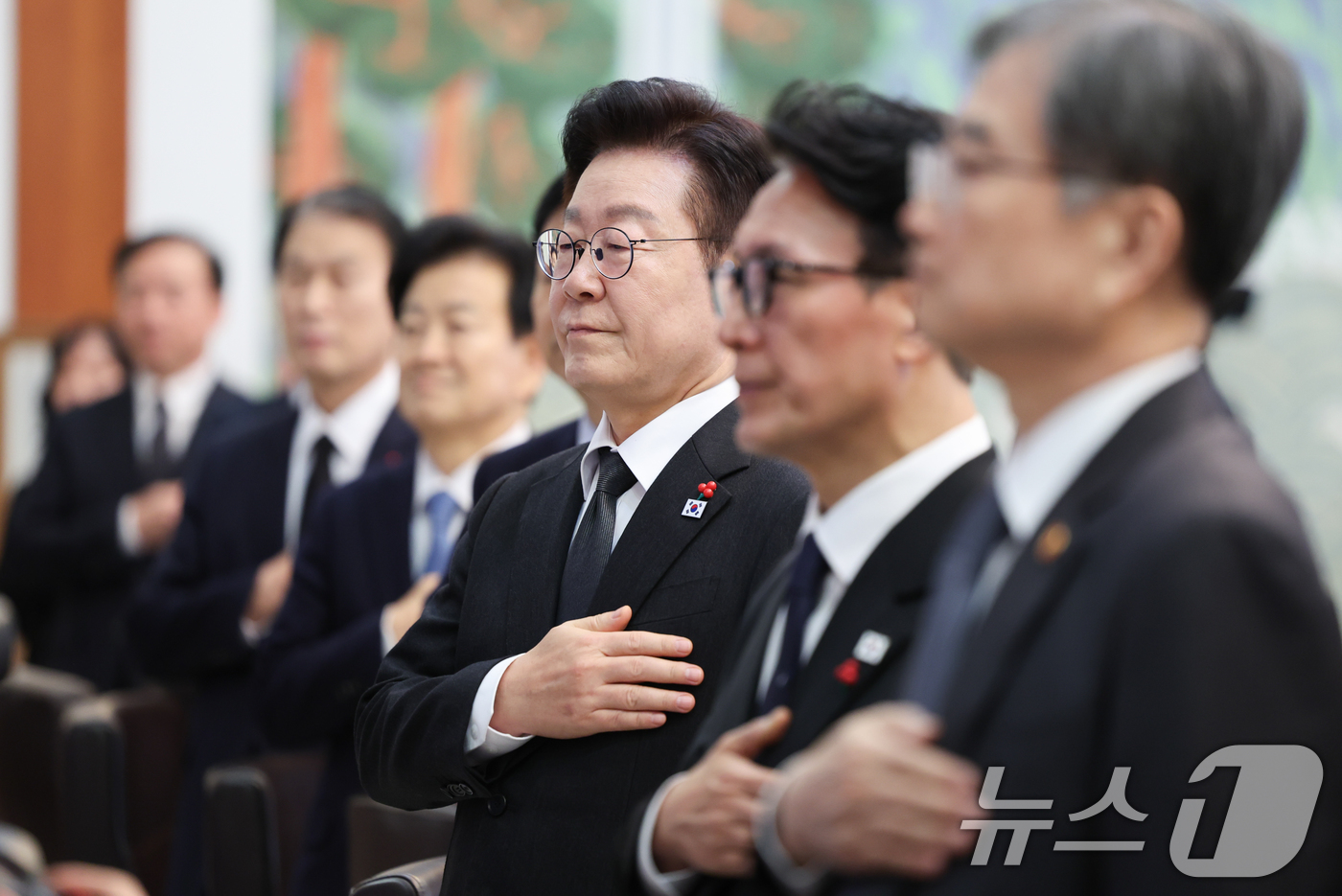 (서울=뉴스1) 이재명 기자 = 이재명 대통령이 27일 청와대에서 열린 국무회의에서 국민의례를 하고 있다. 2026.1.27/뉴스1