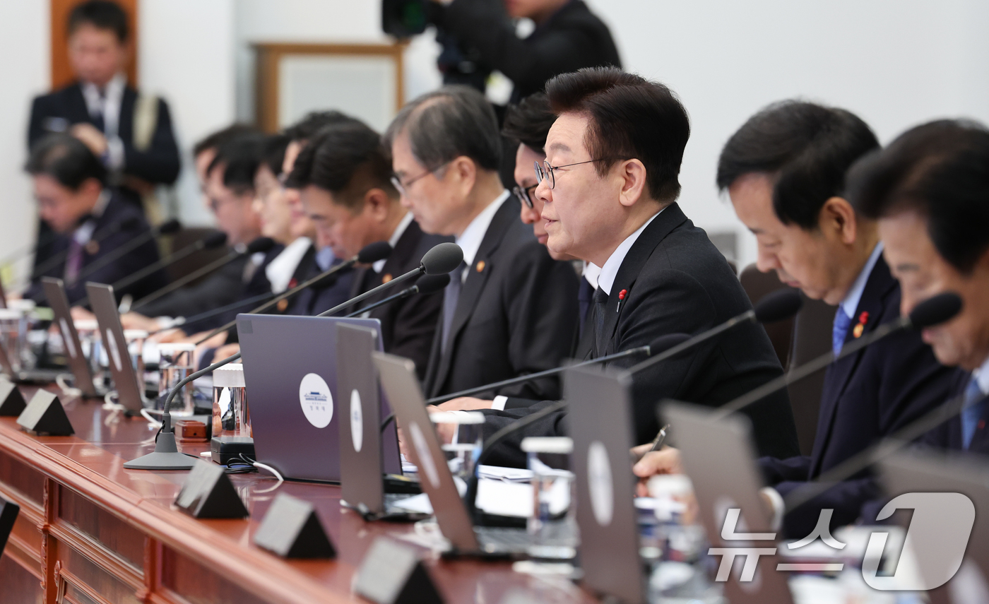 (서울=뉴스1) 이재명 기자 = 이재명 대통령이 27일 청와대에서 열린 국무회의에서 발언하고 있다. 2026.1.27/뉴스1