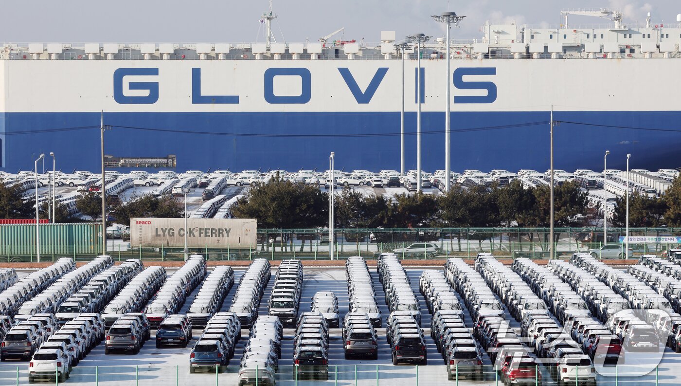 본문 이미지 - 도널드 트럼프 미국 대통령이 26일(현지시간) 한국 의회가 무역 합의를 이행하지 않고 있다며 상호관세를 비롯해 자동차 등 품목 관세를 15%에서 25%로 인상하겠다고 밝혔다. 관세 부과의 시점이나 기타 추가적인 내용은 언급하지 않았다. 사진은 27일 경기 평택시 포승읍 평택항에 수출용 차량이 세워져 있는 모습. 2026.1.27/뉴스1 ⓒ News1 김영운 기자