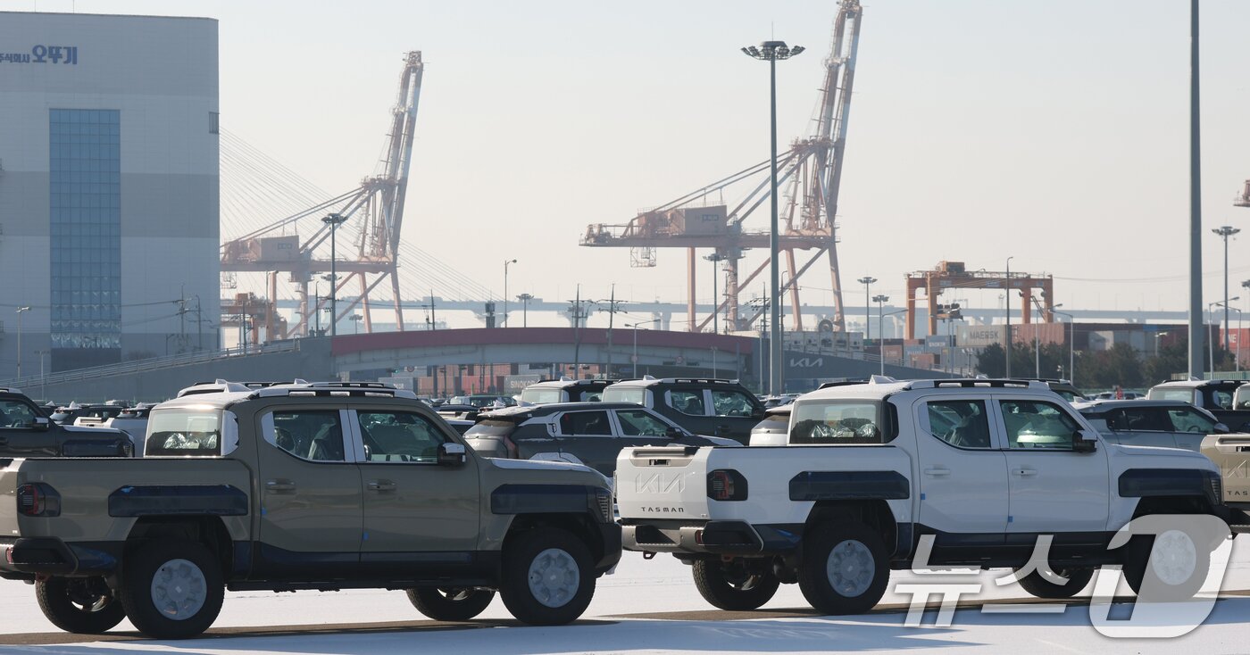 본문 이미지 - 사진은 27일 경기 평택시 포승읍 평택항에 수출용 차량이 세워져 있는 모습. 2026.1.27/뉴스1 ⓒ News1 김영운 기자