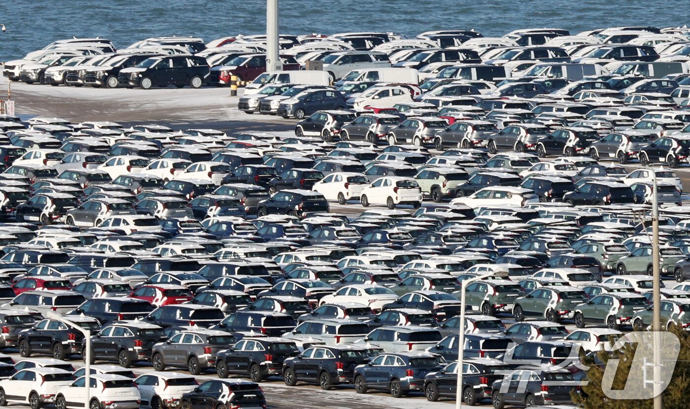 본문 이미지 - 도널드 트럼프 미국 대통령이 26일(현지시간) 한국 의회가 무역 합의를 이행하지 않고 있다며 상호관세를 비롯해 자동차 등 품목 관세를 15%에서 25%로 인상하겠다고 밝혔다. 사진은 27일 경기 평택시 포승읍 평택항에 수출용 차량이 세워져 있는 모습. 2026.1.27/뉴스1 ⓒ News1 김영운 기자