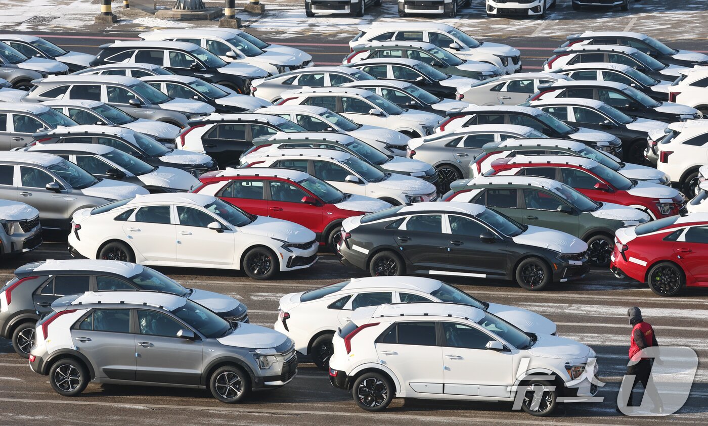 본문 이미지 - 사진은 27일 경기 평택시 포승읍 평택항에 수출용 차량이 세워져 있는 모습. 2026.1.27/뉴스1 ⓒ News1 김영운 기자