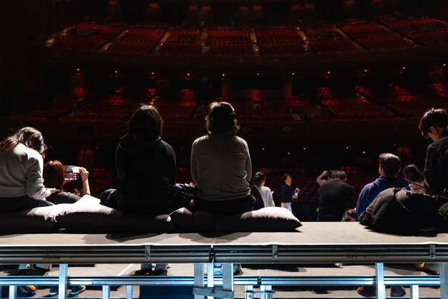 "색다른 경험"…3000석 바라보며 시·음악에 몰입한 특별한 100分