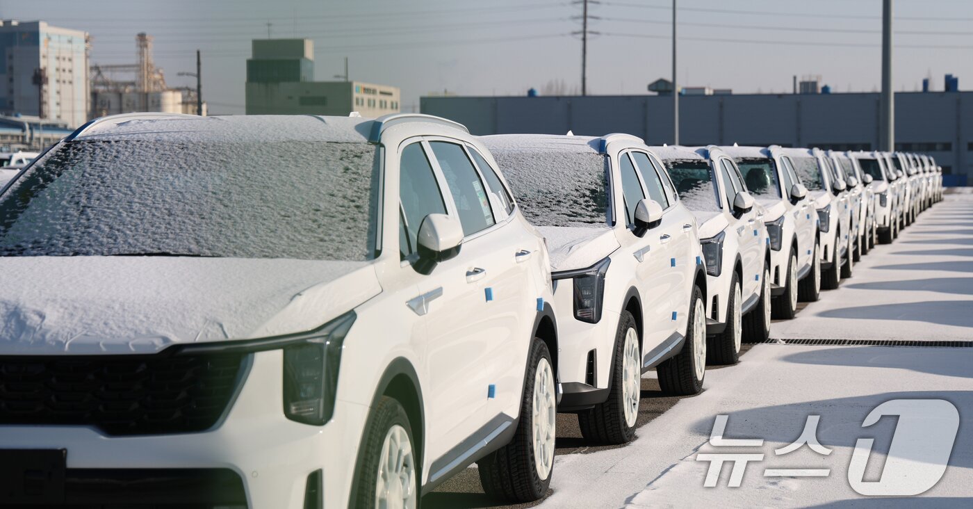 본문 이미지 - 도널드 트럼프 미국 대통령이 26일(현지시간) 한국 의회가 무역 합의를 이행하지 않고 있다며 상호관세를 비롯해 자동차 등 품목 관세를 15%에서 25%로 인상하겠다고 밝혔다. 관세 부과의 시점이나 기타 추가적인 내용은 언급하지 않았다. 사진은 27일 경기 평택시 포승읍 평택항에 수출용 차량이 세워져 있는 모습. 2026.1.27/뉴스1 ⓒ News1 김영운 기자