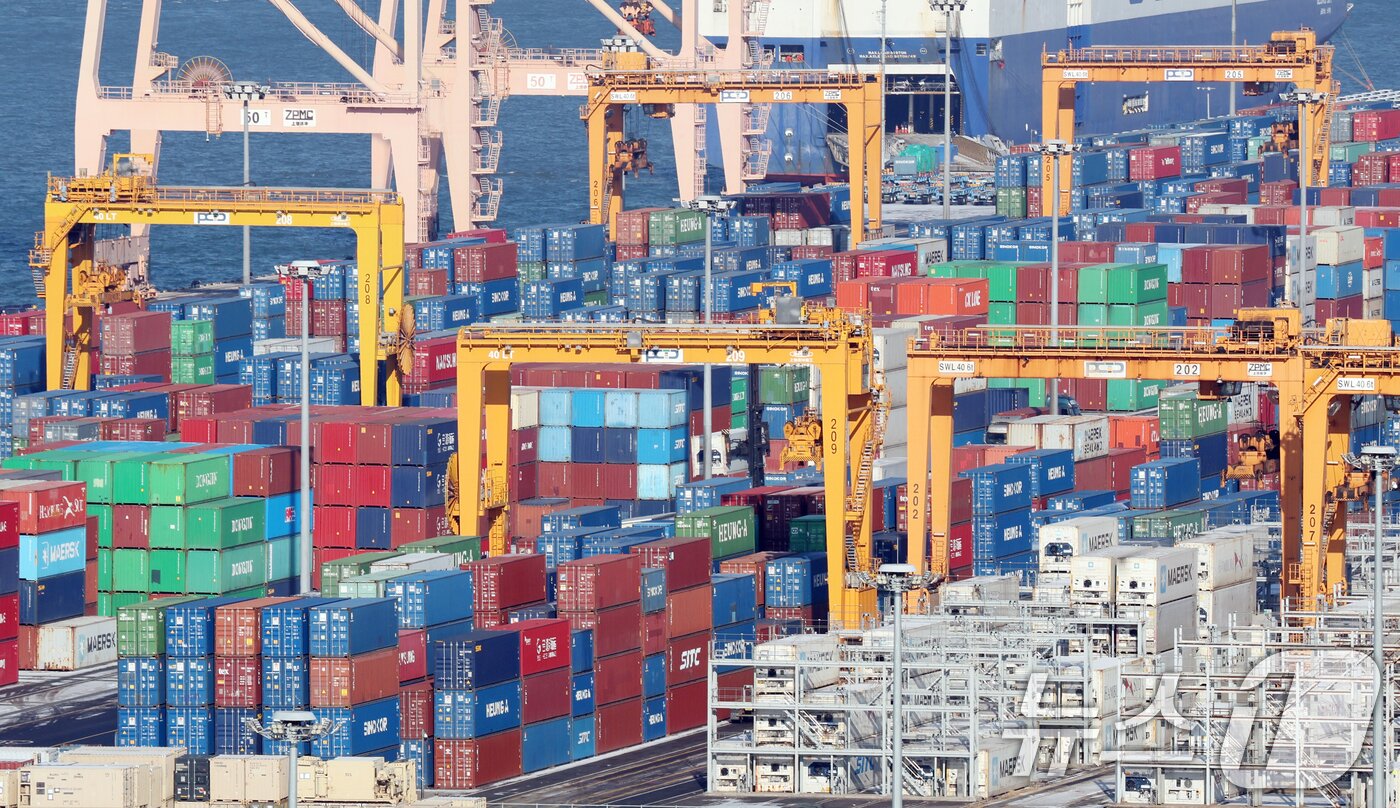 본문 이미지 - 사진은 27일 경기 평택시 포승읍 평택항에 수출용 컨테이너가 쌓여있는 모습. 2026.1.27/뉴스1 ⓒ News1 김영운 기자