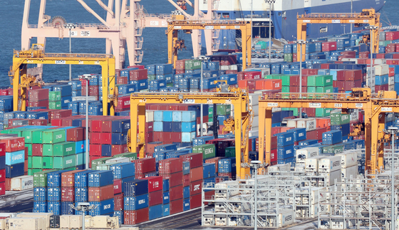 글로벌 해운 운임 4주 연속 하락…SCFI, 2달만에 1300대 진입