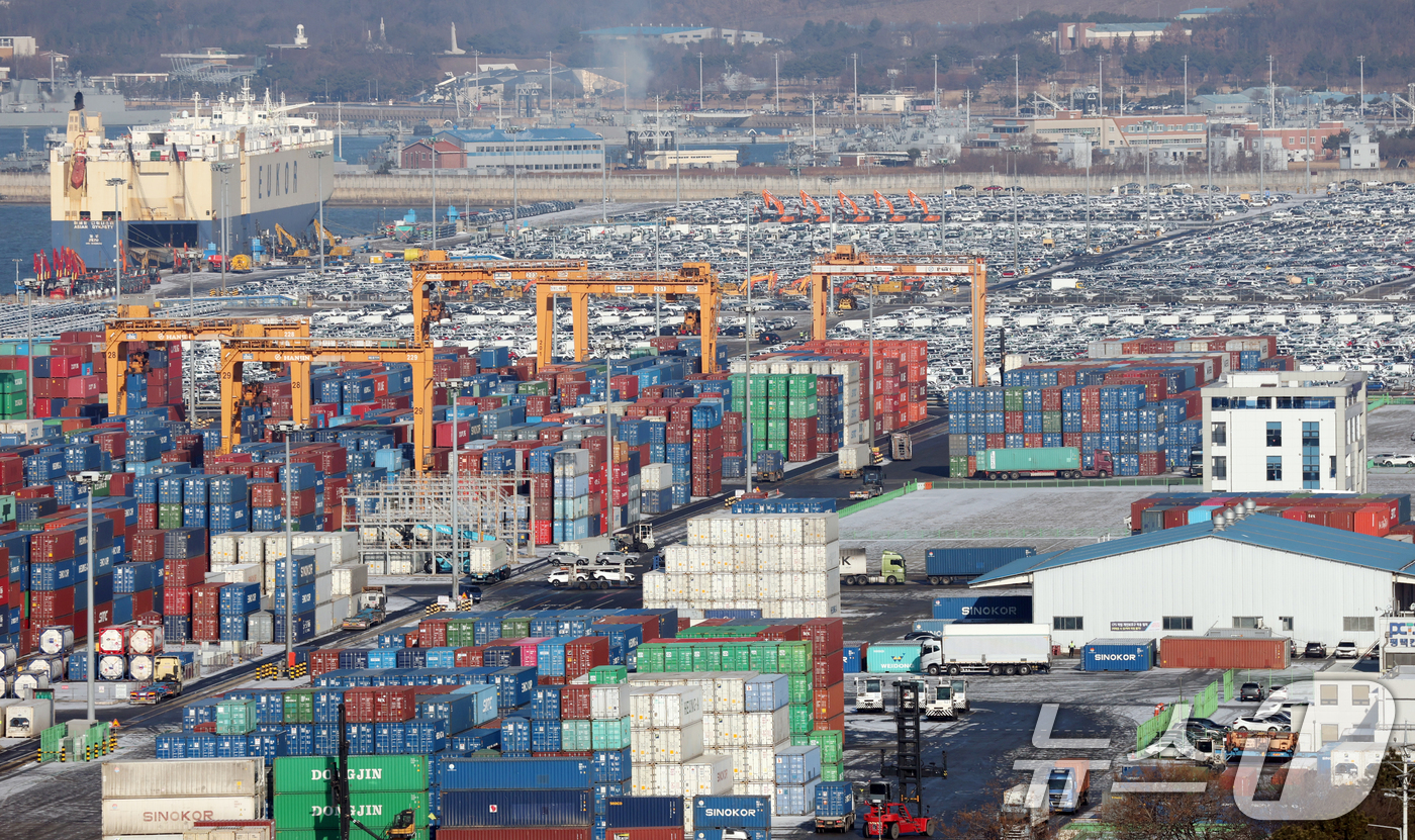 (평택=뉴스1) 김영운 기자 = 도널드 트럼프 미국 대통령이 26일(현지시간) 한국 의회가 무역 합의를 이행하지 않고 있다며 상호관세를 비롯해 자동차 등 품목 관세를 15%에서 2 …