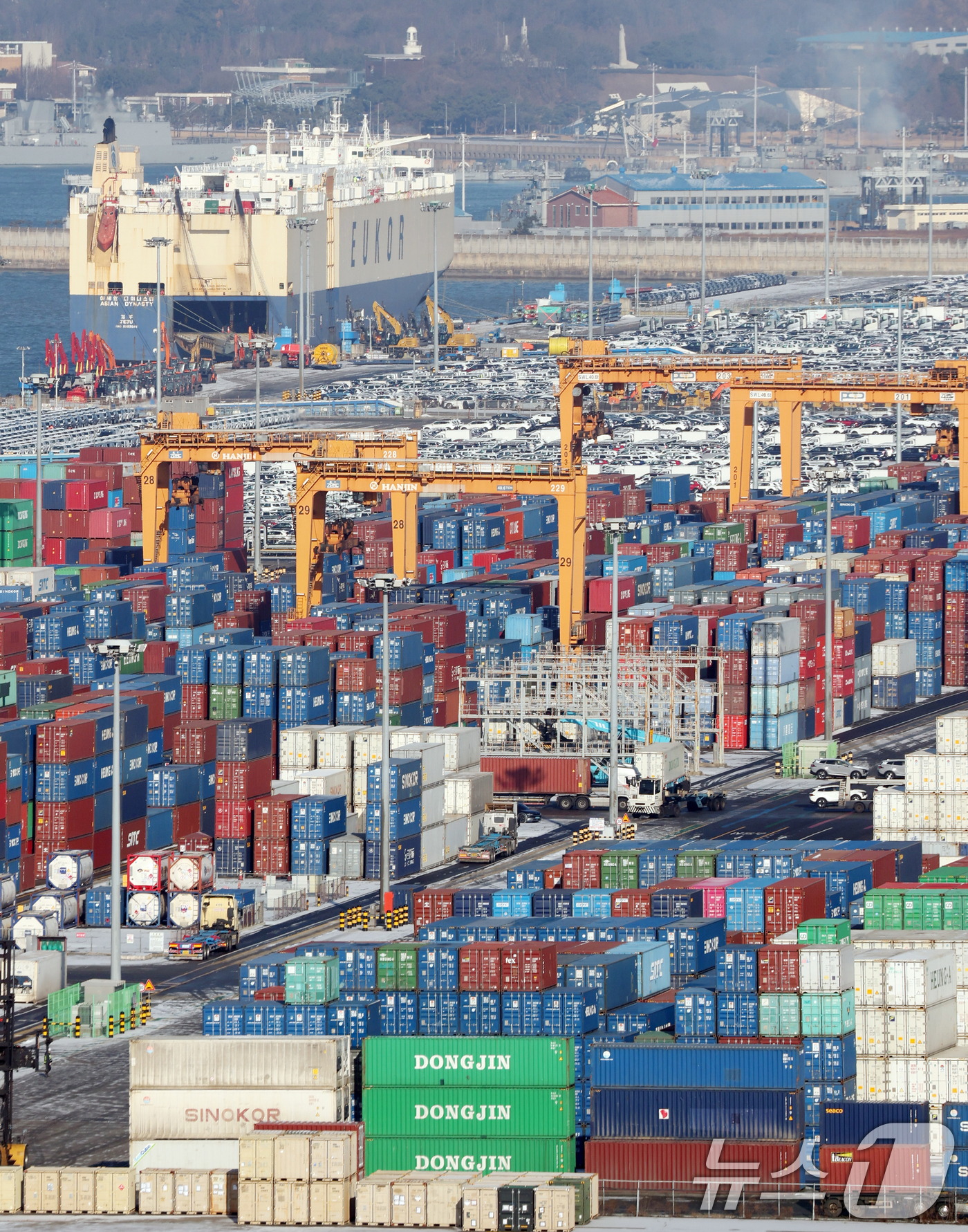 (평택=뉴스1) 김영운 기자 = 도널드 트럼프 미국 대통령이 26일(현지시간) 한국 의회가 무역 합의를 이행하지 않고 있다며 상호관세를 비롯해 자동차 등 품목 관세를 15%에서 2 …