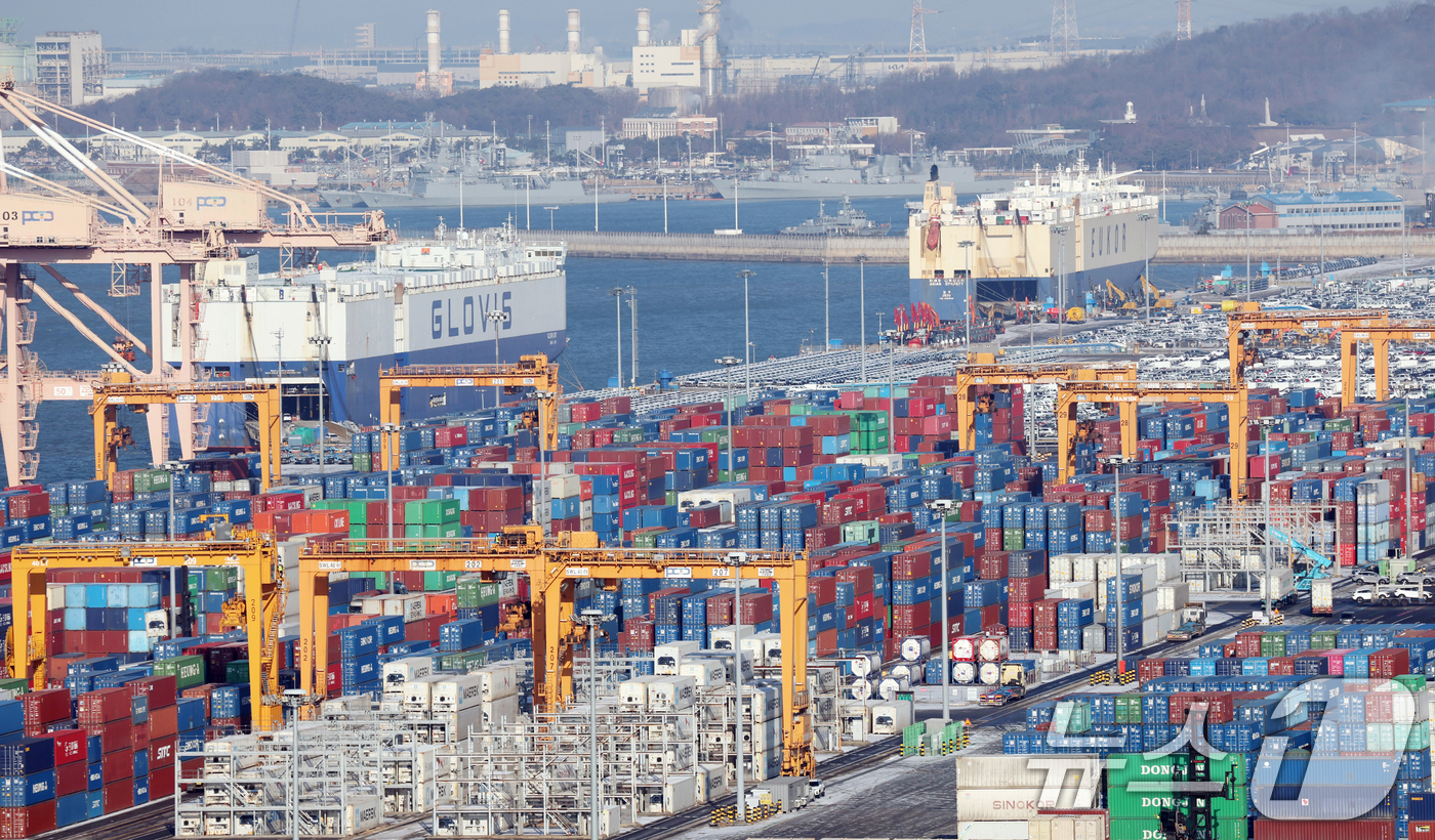 (평택=뉴스1) 김영운 기자 = 도널드 트럼프 미국 대통령이 26일(현지시간) 한국 의회가 무역 합의를 이행하지 않고 있다며 상호관세를 비롯해 자동차 등 품목 관세를 15%에서 2 …