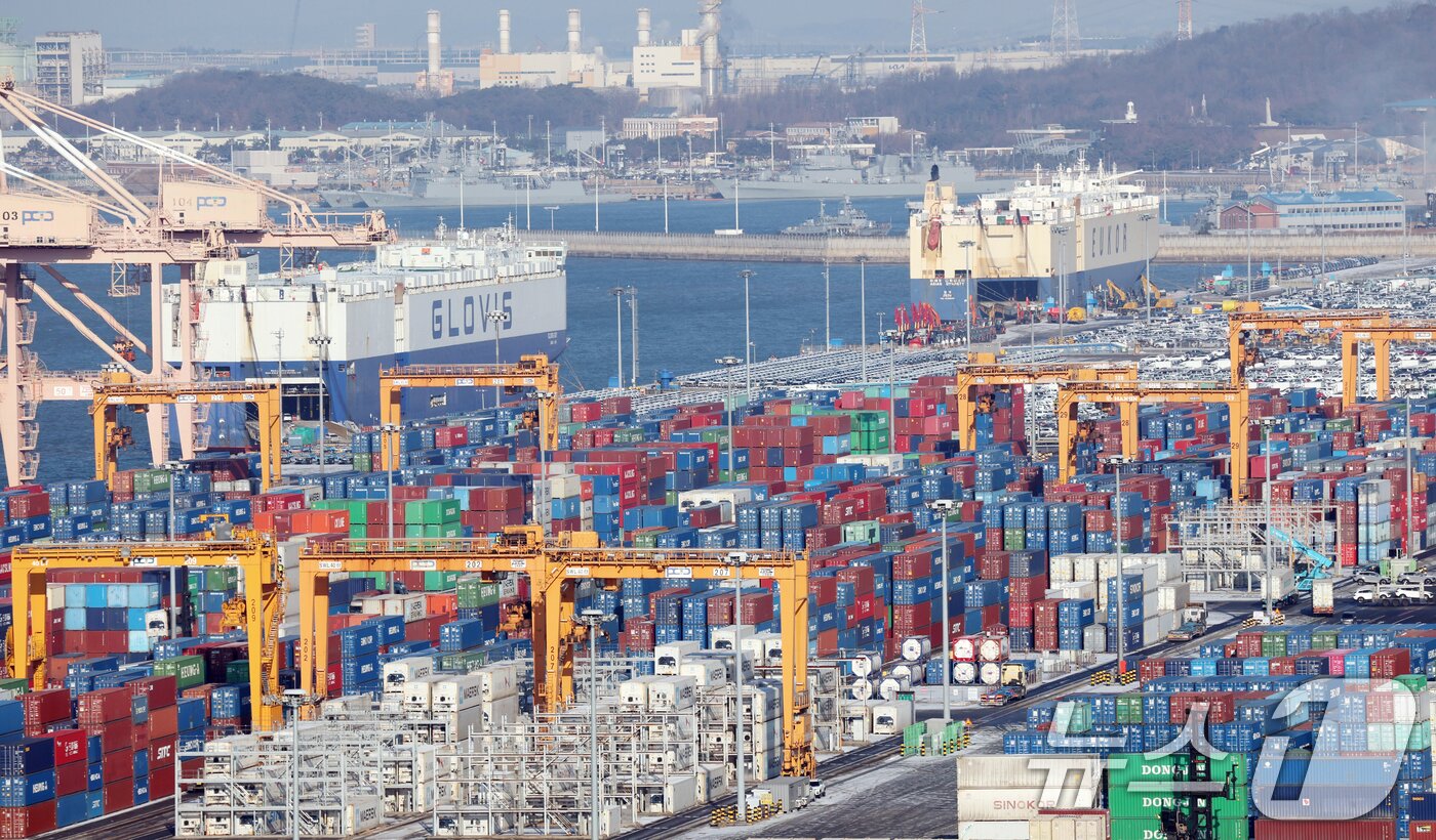 본문 이미지 -  사진은 27일 경기 평택시 포승읍 평택항에 수출용 컨테이너가 쌓여있는 모습. 2026.1.27/뉴스1 ⓒ News1 김영운 기자