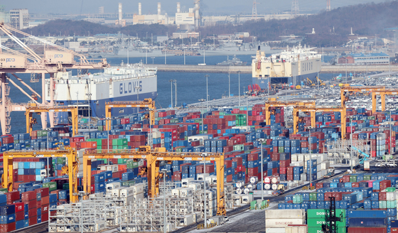 KDI "소비 개선·반도체 호조에 경기 회복세 유지…건설 부진 지속"