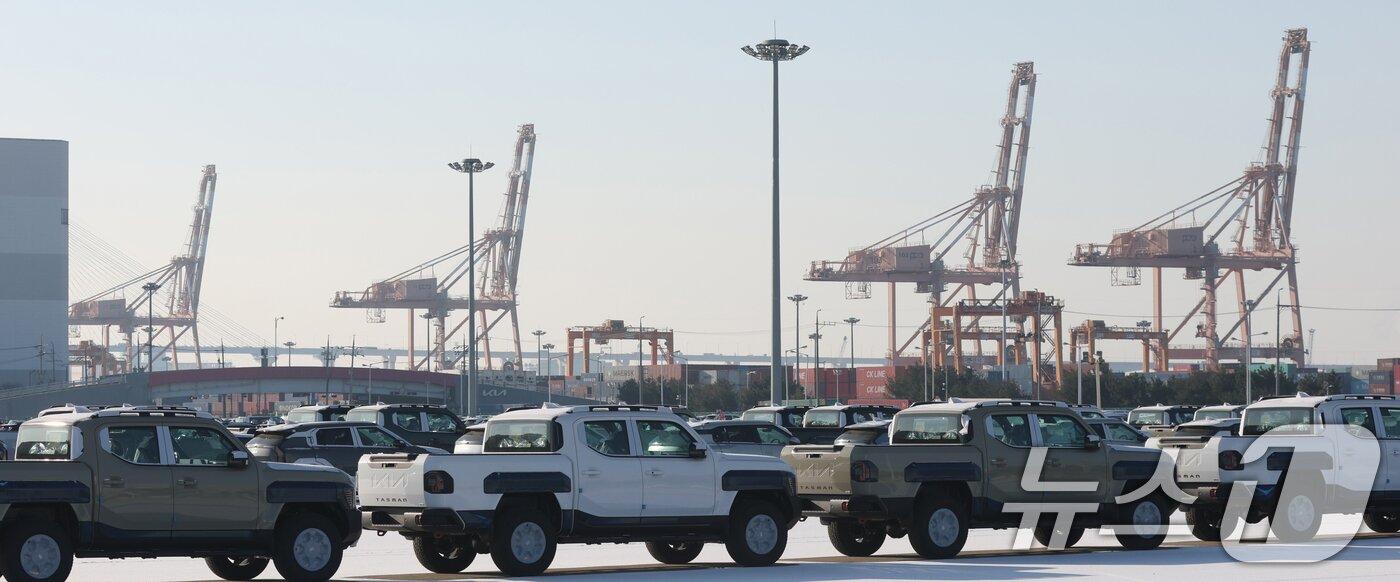 본문 이미지 - 도널드 트럼프 미국 대통령이 26일(현지시간) 한국 의회가 무역 합의를 이행하지 않고 있다며 상호관세를 비롯해 자동차 등 품목 관세를 15%에서 25%로 인상하겠다고 밝혔다. 관세 부과의 시점이나 기타 추가적인 내용은 언급하지 않았다. 사진은 27일 경기 평택시 포승읍 평택항에 수출용 차량이 세워져 있는 모습. 2026.1.27/뉴스1 ⓒ News1 김영운 기자