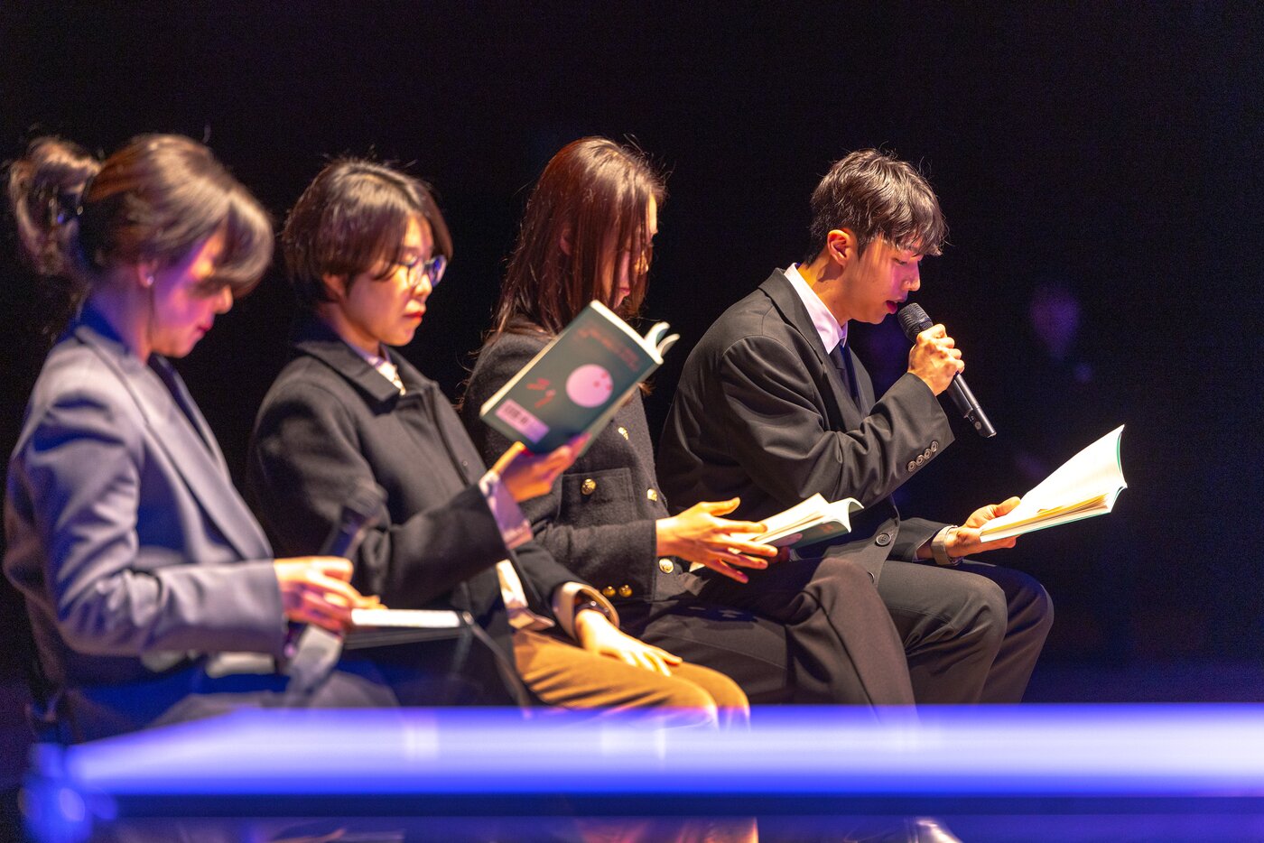 본문 이미지 - (왼쪽부터) 이단비 드라마투르그, 박연준 시인, 최목린, 남윤승 무용수(세종문화회관 제공)