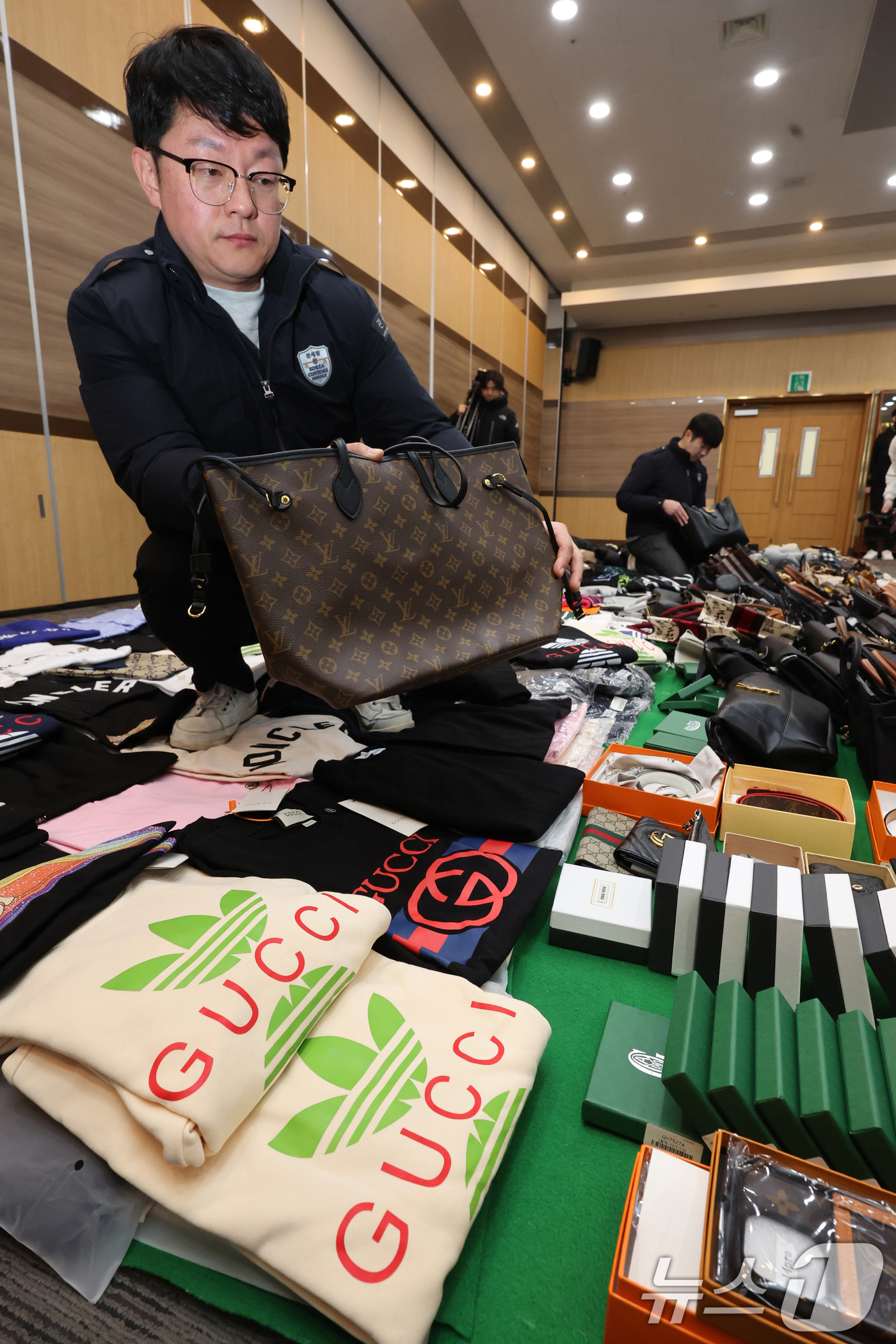 (인천=뉴스1) 황기선 기자 = 27일 오전 인천 중구 인천본부세관에서 열린 '1200억원대 위조 명품 판매 쇼핑몰 운영조직 적발' 브리핑에서 직원들이 압수품을 살펴보고 있다.관세 …