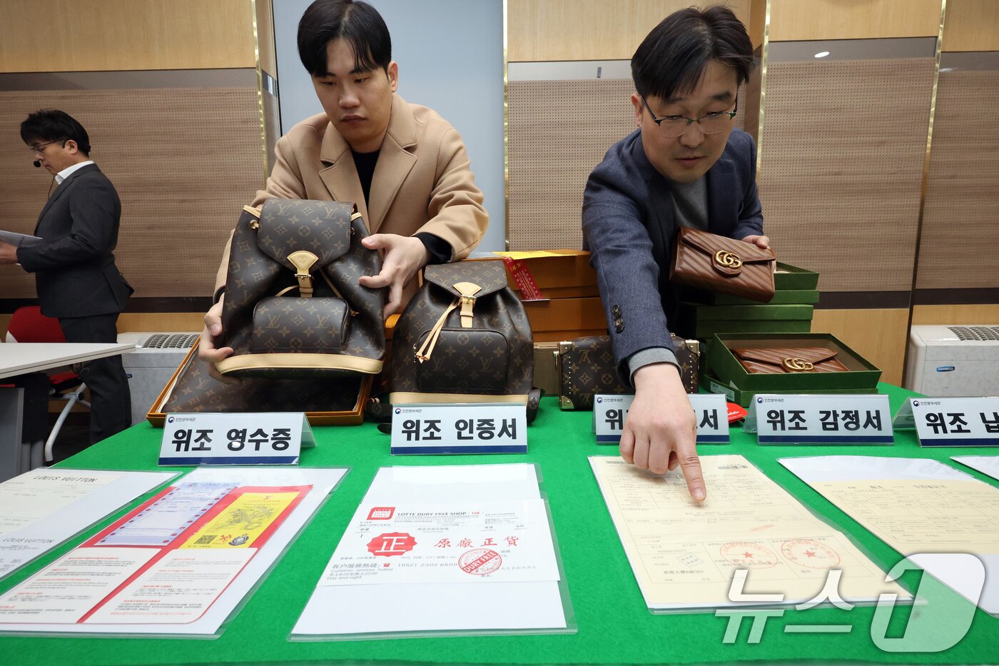 본문 이미지 - 27일 오전 인천 중구 인천본부세관에서 열린 '1200억원대 위조 명품 판매 쇼핑몰 운영조직 적발' 브리핑에서 직원들이 압수품을 살펴보고 있다.  2026.1.27/뉴스1 ⓒ News1 황기선 기자