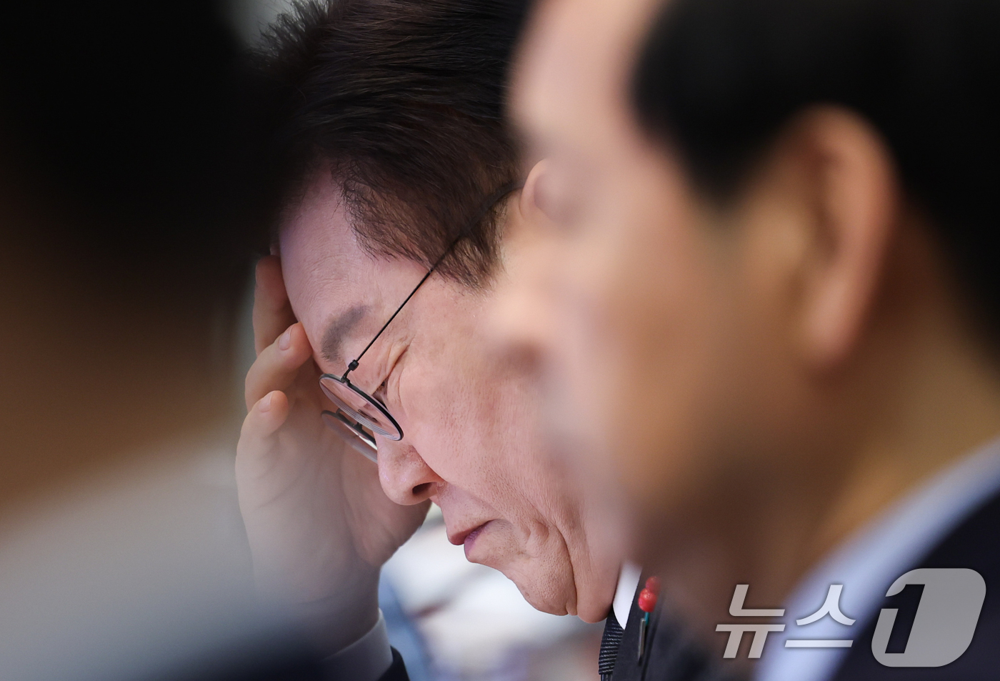 (서울=뉴스1) 이재명 기자 = 이재명 대통령이 27일 청와대에서 열린 국무회의에서 생각에 잠겨 있다. 2026.1.27/뉴스1