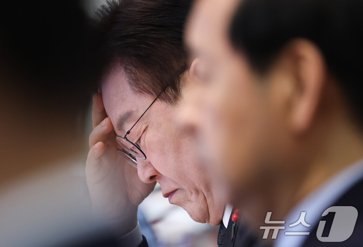 본문 이미지 - 이재명 대통령이 27일 청와대에서 열린 국무회의에서 생각에 잠겨 있다. 2026.1.27/뉴스1 ⓒ News1 이재명 기자