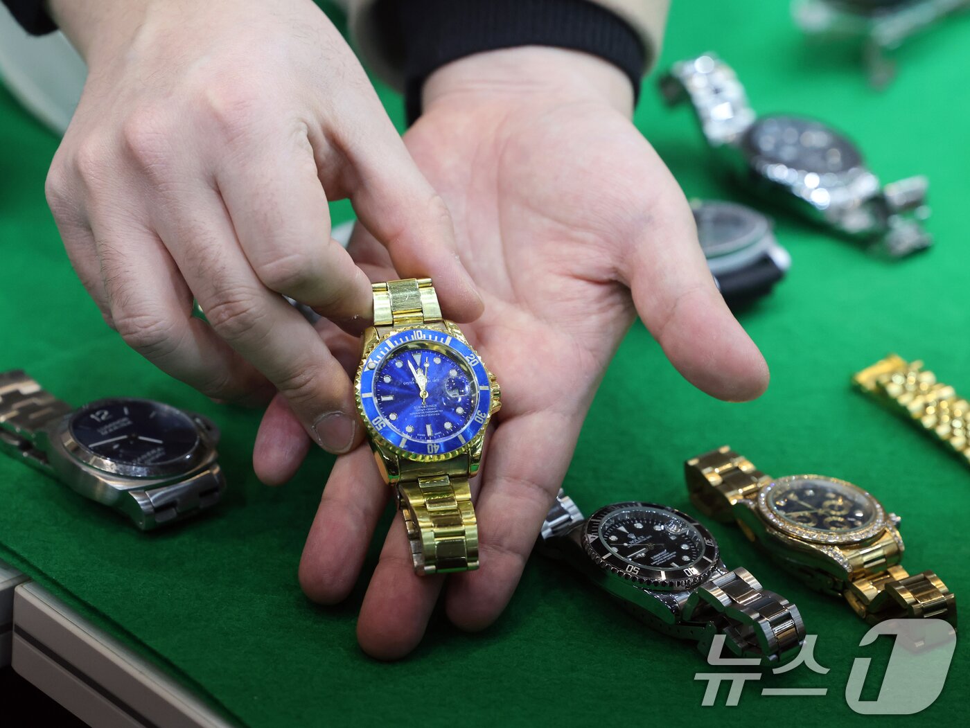 본문 이미지 - 27일 오전 인천 중구 인천본부세관에서 열린 '1200억원대 위조 명품 판매 쇼핑몰 운영조직 적발' 브리핑에서 직원들이 압수품을 살펴보고 있다.  2026.1.27/뉴스1 ⓒ News1 황기선 기자