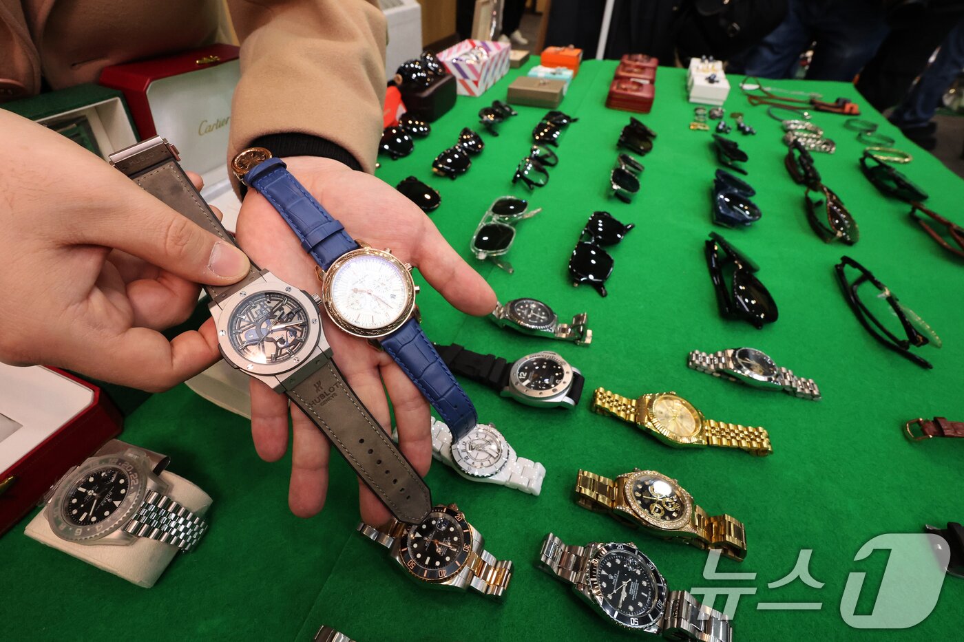 본문 이미지 - 27일 오전 인천 중구 인천본부세관에서 열린 '1200억원대 위조 명품 판매 쇼핑몰 운영조직 적발' 브리핑에서 직원들이 압수품을 살펴보고 있다.  2026.1.27/뉴스1 ⓒ News1 황기선 기자