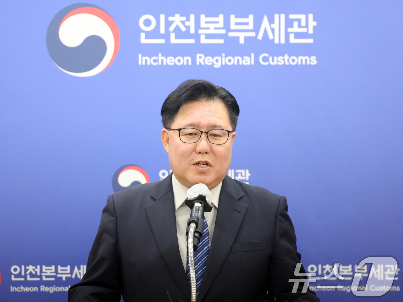 (인천=뉴스1) 황기선 기자 = 김재철 인천본부세관 조사국장이 27일 오전 인천 중구 인천본부세관에서 '1200억원대 위조 명품 판매 쇼핑몰 운영조직 적발' 브리핑을 하고 있다. …