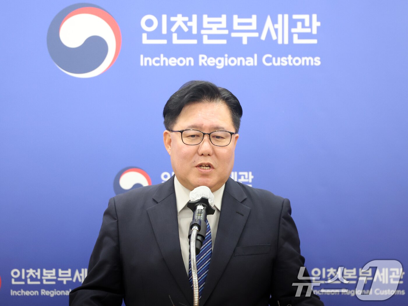 본문 이미지 - 김재철 인천본부세관 조사국장이 27일 오전 인천 중구 인천본부세관에서 '1200억원대 위조 명품 판매 쇼핑몰 운영조직 적발' 브리핑을 하고 있다.  2026.1.27/뉴스1 ⓒ News1 황기선 기자