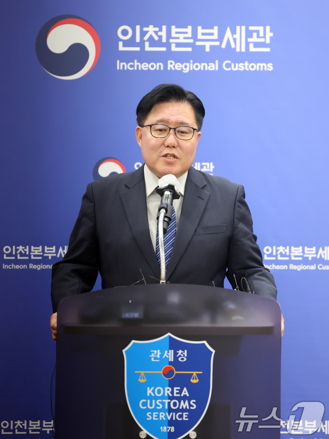 (인천=뉴스1) 황기선 기자 = 김재철 인천본부세관 조사국장이 27일 오전 인천 중구 인천본부세관에서 '1200억원대 위조 명품 판매 쇼핑몰 운영조직 적발' 브리핑을 하고 있다. …