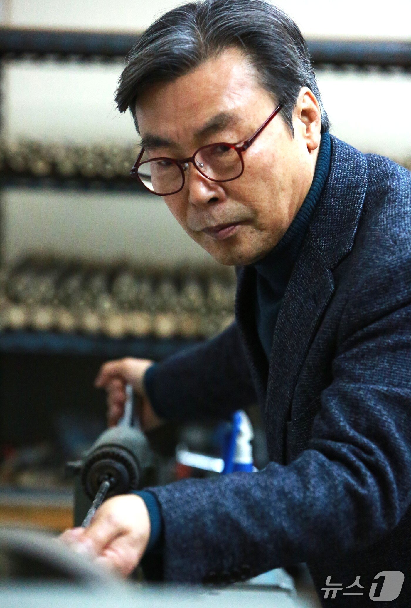 본문 이미지 - 문동옥 대금 국가기능전승자가 전설의 국악기인 만파식적 대금 제작 과정을 보여주고 있다.2026.1.27 ⓒNews1 /뉴스1 손도언 기자 