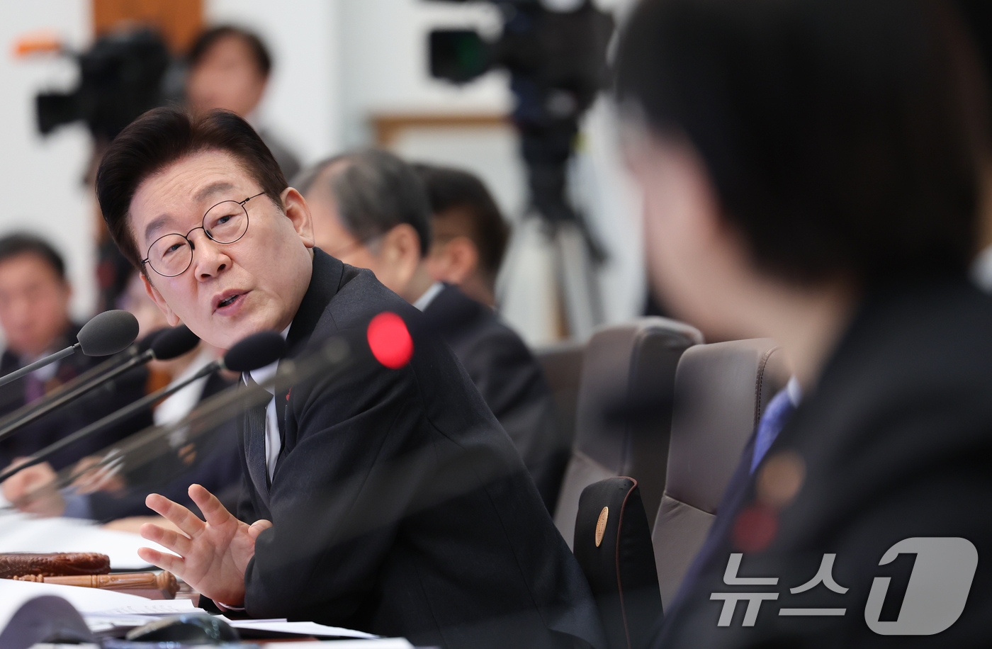 (서울=뉴스1) 이재명 기자 = 이재명 대통령이 27일 청와대에서 열린 국무회의에서 정은경 보건복지부 장관에게 질의하고 있다. 2026.1.27/뉴스1