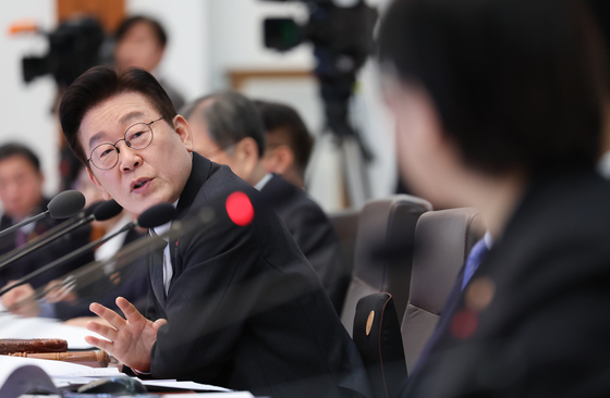 정은경 보건복지부 장관에게 질의하는 이재명 대통령