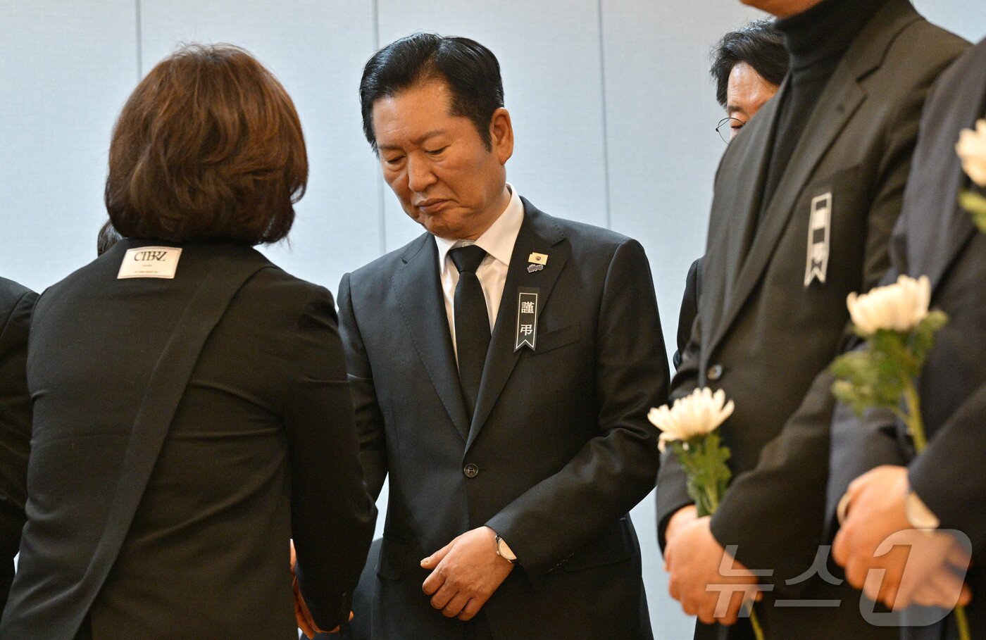 본문 이미지 - 정당 상임공동 장례위원장을 맡은 정청래 더불어민주당 대표가 27일 오전 서울 종로구 서울대학교병원 장례식장에 마련된 故 이해찬 전 국무총리의 빈소에서 조문객들의 조문을 받고 있다. (공동취재) 2026.1.27/뉴스1 ⓒ News1 오대일 기자